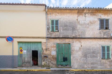 TOWNHOUSE TO REFORM WITH POTENTIAL