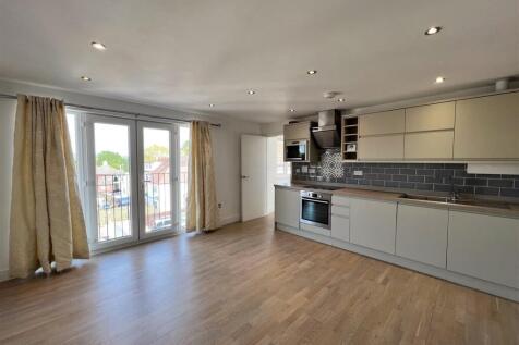 KITCHEN/LIVING ROOM
