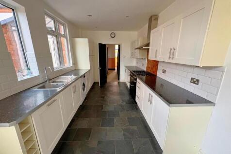 Kitchen 2.jpeg