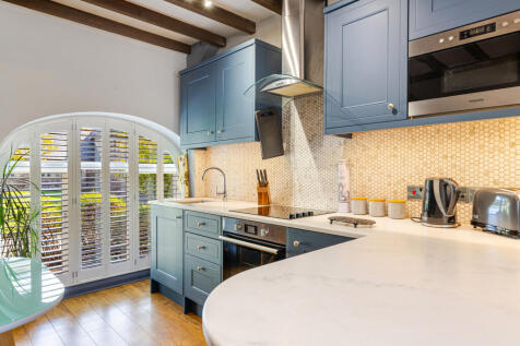 A03 - Hobbit Cottage Noss Mayo - 250912