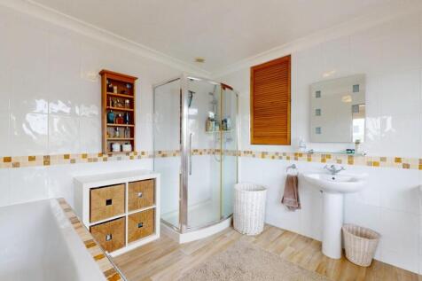EN SUITE BATHROOM