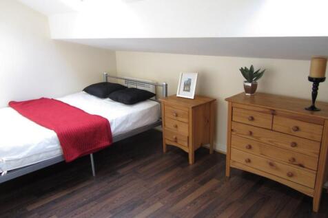 A cozy double bedroom featuring a comfortable b...