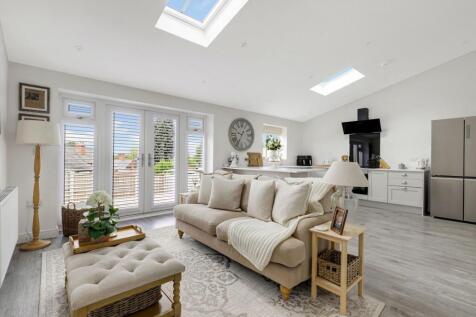 Kitchen / Lounge