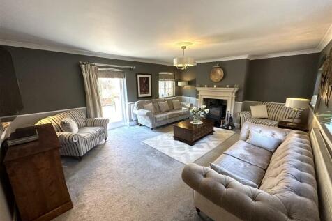 Dual-Aspect Lounge 247