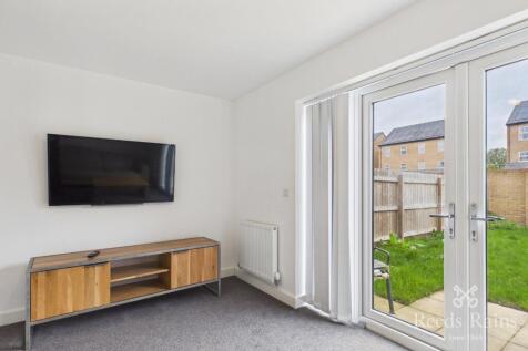Tulip Drive, Seacroft, Leeds, West Yorkshire, LS14 photo 3