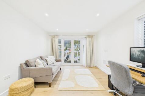 CAM02136G0-PR0505-STILL009