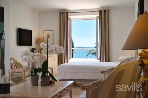 Hotel for sale near the beach Saint-Tropez