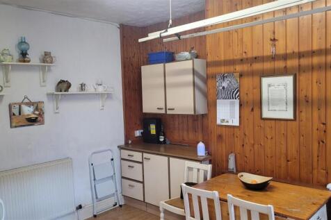 Kitchen with shelves.jpg
