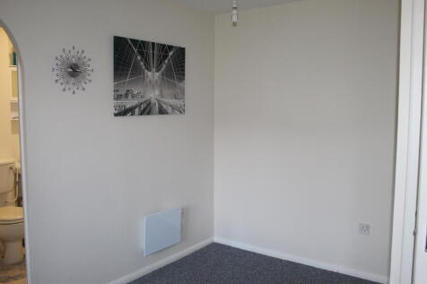 Latimer Drive, Hornchurch, Havering photo 3