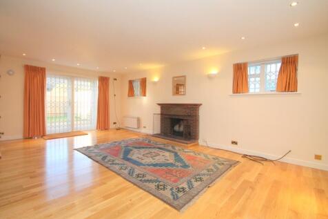4 bedroom Detached House in Coulsdon photo 3