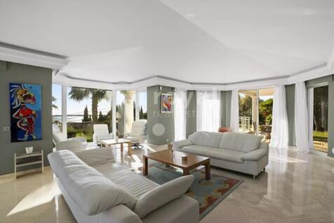 Bright living room in a prestigious sea view prope