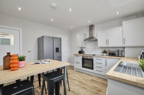 5-bed house on Burley Lodge Road, Leeds, £3,142/mo