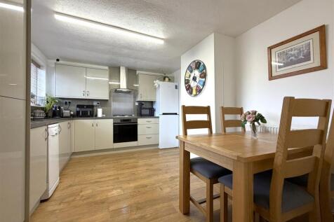 Spacious Dining Kitchen 753