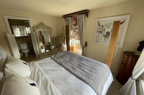 P2757 Bedroom One (2).JPG