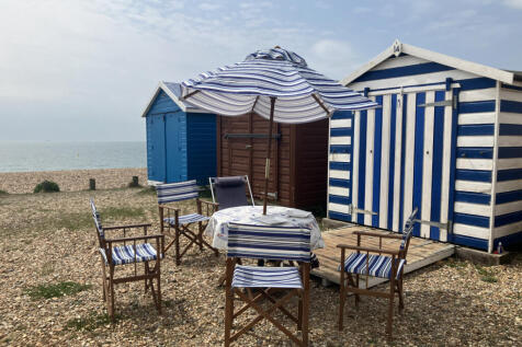 BEACH HUT