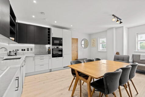 Consort Drive, Leatherhead, KT22 photo 4