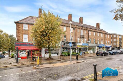 3-bed flat on Bowes Road, London, N11, £2,500/mo