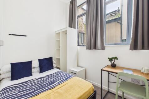Bright, tidy double bedroom with large windows,...