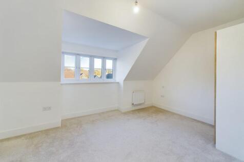 Tadworth – 4 Bedrooms House photo 4