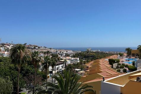 Renovated two-bedroom apartment with a terrace and ocean views in San Eugenio Alto