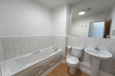 2-bed house on Blakemere Drive, Northwich, £895/mo