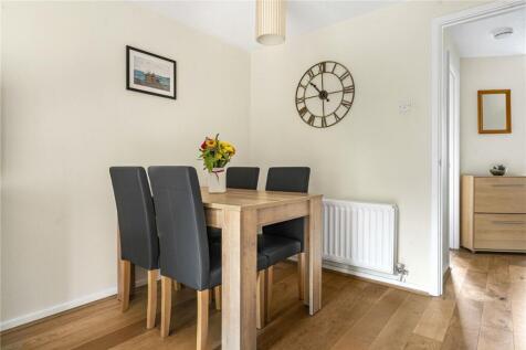 SHORT LET - Charming 2-bedroom home with parking photo 4