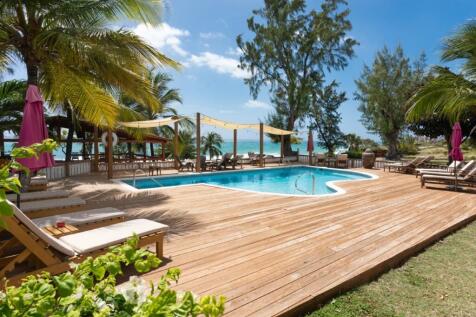 surfers-bay-hotel-pool-deck.jpg