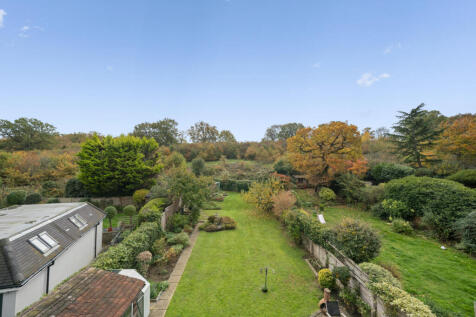 66 Hillcrest Gardens KT10016.jpg