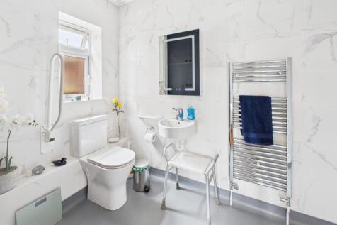 CAM02519G0-PR0326-STILL009