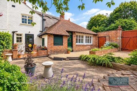Charming cottage courtyard garden