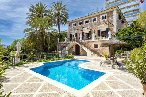 Noble luxury villa with pool and sea views close to Palma Harbour