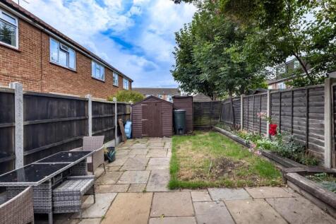 16a Amesbury Close (13).jpg