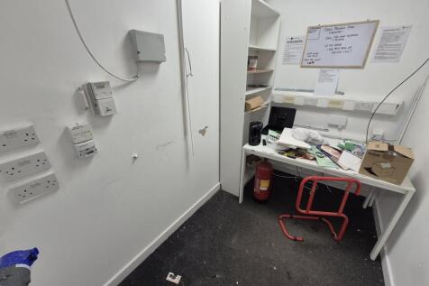 Retail Property (high street) to rent Image 3