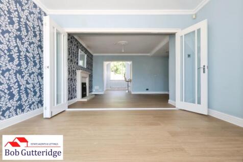 BAY FRONTED LOUNGE