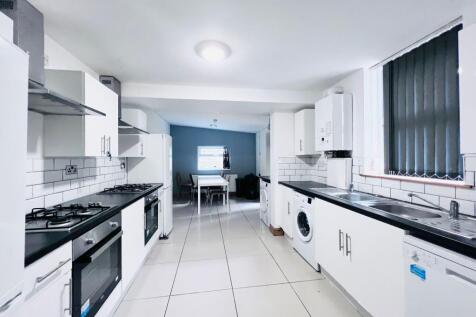 8-bed semi-detached on Kimbolton Avenue, Lenton, £4,506/mo