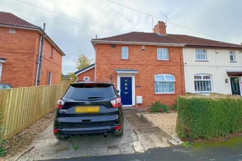 Front shot of property and driveway..jpg