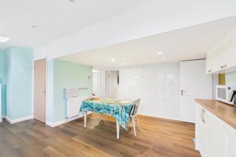 Kitchen/ Dining Room