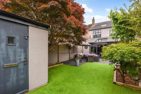 Garden Artifical Lawn.jpg