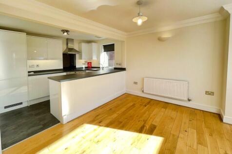 2-bed flat on Greestone Mount, Lincoln, £950/mo