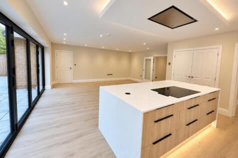 KITCHEN / FAMILY ROOM