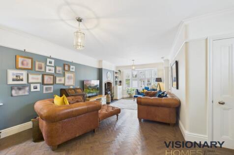 CAM03522G0-PR0220-STILL001