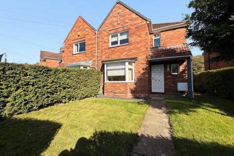 3-bed semi-detached on Selworthy Drive, Crewe, £1,000/mo