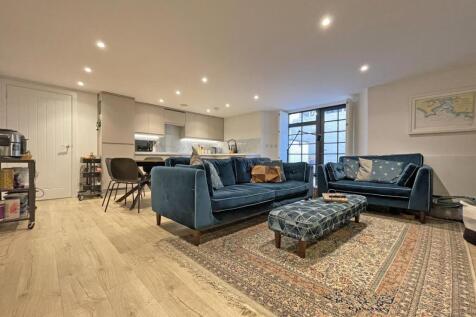 Dudding Court 10 - Living Area.jpg
