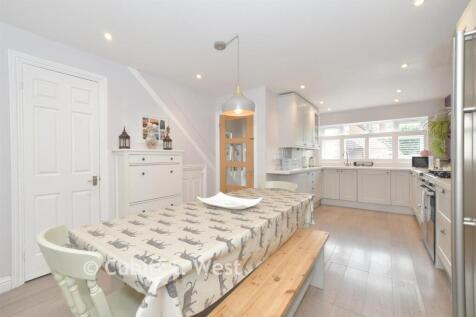 Kitchen/ Dining Area