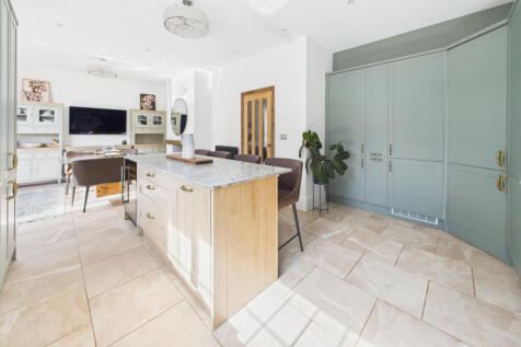 Kitchen / Dining Area