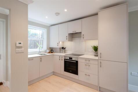 Station Road, Bourne End photo 3