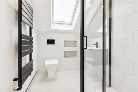 Flat 3 20 Hoyle Road bathroom.jpg