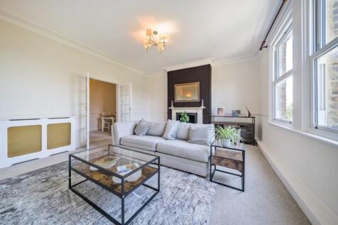 3-bed flat on Thornton Hill, Wimbledon, London, SW19, £3,500/mo