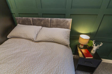 Vine St // Luxury 5 Bed // September 2027 photo 4