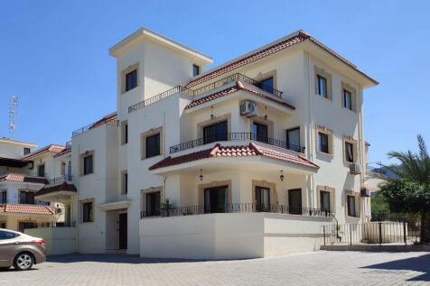 Stunning 3-Bedroom Coastal Apartment with Sea Views Image 1 1